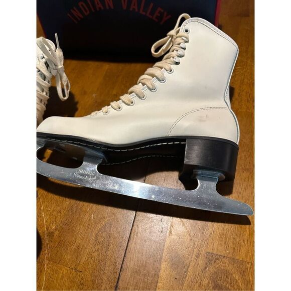 Vintage Brookfield Japan Women’s White Lace up Figure Ice Skates and Bag Size 9 - Picture 2 of 16